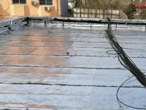 伽师卫生间漏水维修公司分享下伽师屋面楼顶防水刚性防水层施工要点。